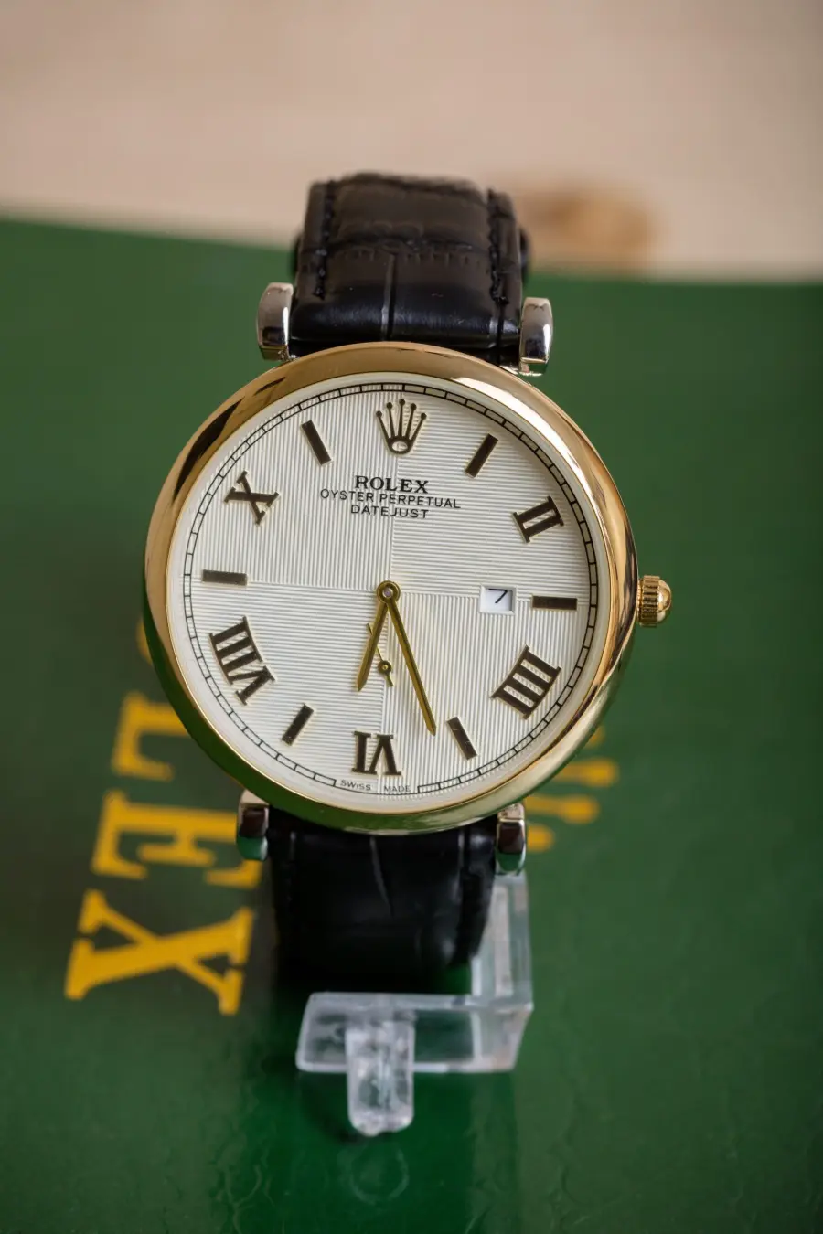 Rolex: lanciato il nuovo GMT Master II con ghiera verde e corona a sinistra: ecco cosa bisogna sapere