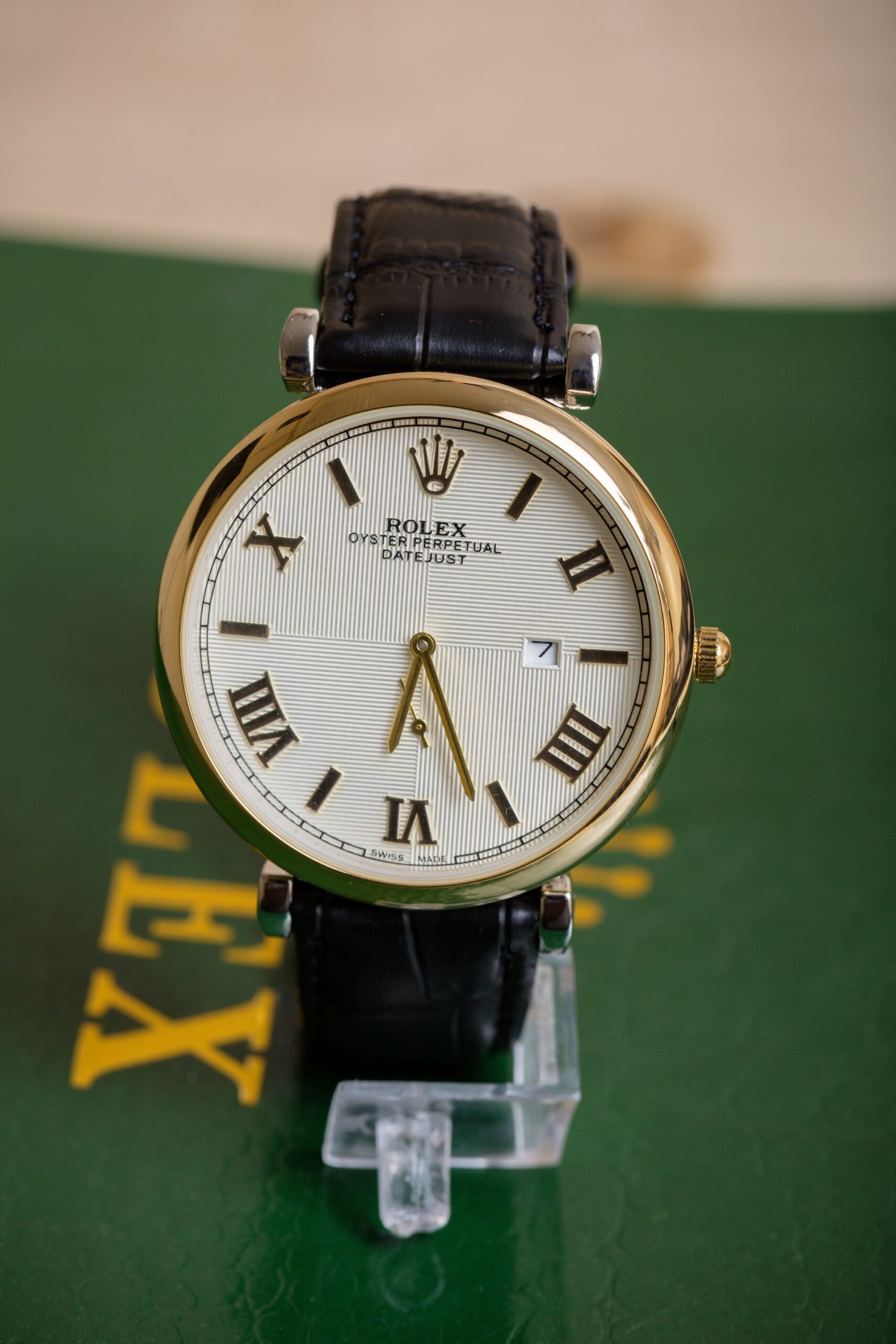 Rolex: lanciato il nuovo GMT Master II con ghiera verde e corona a sinistra: ecco cosa bisogna sapere