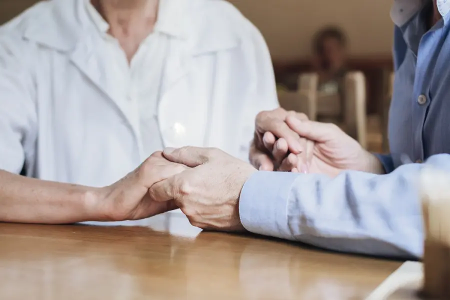 Accudire gli anziani: meglio badante o casa di riposo?