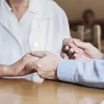 Accudire gli anziani: meglio badante o casa di riposo?